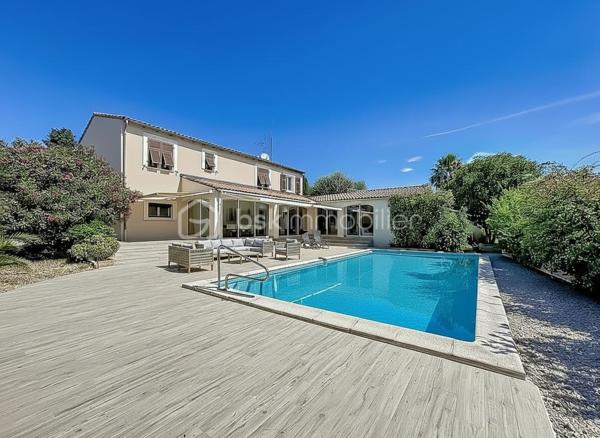 *** MAGNIFIQUE VILLA T7 DE 222 m² AVEC PISCINE - CASTRIES ***

Dans un environnement calme et idéalement située à proximité du centre du village de Castries, venez découvrir cette magnifique villa T7 de 222 m² habitables, parfaitement entretenue, implantée sur une belle parcelle arborée de 830 m².

Construite en 1983 et entretenue avec soin par son unique propriétaire depuis l’origine, cette propriété offre un cadre de vie agréable et de nombreuses possibilités d’aménagement.

La maison bénéficie d’une configuration particulièrement intéressante avec deux espaces de vie répartis sur deux niveaux.

Elle peut ainsi être conservée comme une grande maison familiale ou permettre la création de deux espaces d’habitation indépendants avec entrées distinctes, idéale pour accueillir deux familles, exercer une profession libérale ou réaliser un investissement locatif.

Au rez-de-chaussée, vous découvrirez une grande et agréable véranda climatisée donnant directement sur la piscine, une grande cuisine indépendante, deux chambres disposant chacune de leur propre salle d’eau, une buanderie, un dressing, un WC indépendant ainsi qu’un espace pouvant servir de garage.

À l’étage, la maison se compose d’une entrée avec un grand placard, d’un séjour-salon lumineux, d’une cuisine indépendante, de trois chambres avec placards, d’une salle de bains ainsi que d’un WC indépendant.

À l’extérieur, vous profiterez d’une magnifique piscine au chlore de 5 m x 10 m, exposée plein sud.

Le jardin dispose également d’un store banne motorisé au niveau de la véranda, d’un système d’arrosage, d’un carport, d’un portail motorisé, d’un espace de stockage pour le bois ainsi que d’un atelier dédié au bricolage.

Des travaux sont à prévoir. 

CONFORT ET ÉQUIPEMENTS

Isolation refaite avec environ 30 cm de ouate de cellulose, DPE classé B, fenêtres en double vitrage PVC et bois, climatisation réversible, cheminée fonctionnelle et récemment ramonée, store banne motorisé, panneaux photovoltaïques, portail motorisé, terrain arboré et sans vis-à-vis, exposition plein sud, aucune mitoyenneté, voisinage agréable.

Taxe foncière : environ 3 200 €

Idéalement située, la maison se trouve à proximité de toutes les commodités, des écoles, des transports et des commerces.

Une vidéo du bien est disponible sur demande.

À découvrir sans tarder !