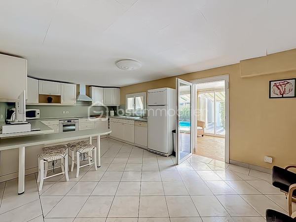 *** MAGNIFIQUE VILLA T7 DE 222 m² AVEC PISCINE - CASTRIES ***

Dans un environnement calme et idéalement située à proximité du centre du village de Castries, venez découvrir cette magnifique villa T7 de 222 m² habitables, parfaitement entretenue, implantée sur une belle parcelle arborée de 830 m².

Construite en 1983 et entretenue avec soin par son unique propriétaire depuis l’origine, cette propriété offre un cadre de vie agréable et de nombreuses possibilités d’aménagement.

La maison bénéficie d’une configuration particulièrement intéressante avec deux espaces de vie répartis sur deux niveaux.

Elle peut ainsi être conservée comme une grande maison familiale ou permettre la création de deux espaces d’habitation indépendants avec entrées distinctes, idéale pour accueillir deux familles, exercer une profession libérale ou réaliser un investissement locatif.

Au rez-de-chaussée, vous découvrirez une grande et agréable véranda climatisée donnant directement sur la piscine, une grande cuisine indépendante, deux chambres disposant chacune de leur propre salle d’eau, une buanderie, un dressing, un WC indépendant ainsi qu’un espace pouvant servir de garage.

À l’étage, la maison se compose d’une entrée avec un grand placard, d’un séjour-salon lumineux, d’une cuisine indépendante, de trois chambres avec placards, d’une salle de bains ainsi que d’un WC indépendant.

À l’extérieur, vous profiterez d’une magnifique piscine au chlore de 5 m x 10 m, exposée plein sud.

Le jardin dispose également d’un store banne motorisé au niveau de la véranda, d’un système d’arrosage, d’un carport, d’un portail motorisé, d’un espace de stockage pour le bois ainsi que d’un atelier dédié au bricolage.

Des travaux sont à prévoir. 

CONFORT ET ÉQUIPEMENTS

Isolation refaite avec environ 30 cm de ouate de cellulose, DPE classé B, fenêtres en double vitrage PVC et bois, climatisation réversible, cheminée fonctionnelle et récemment ramonée, store banne motorisé, panneaux photovoltaïques, portail motorisé, terrain arboré et sans vis-à-vis, exposition plein sud, aucune mitoyenneté, voisinage agréable.

Taxe foncière : environ 3 200 €

Idéalement située, la maison se trouve à proximité de toutes les commodités, des écoles, des transports et des commerces.

Une vidéo du bien est disponible sur demande.

À découvrir sans tarder !