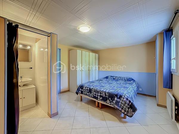 *** MAGNIFIQUE VILLA T7 DE 222 m² AVEC PISCINE - CASTRIES ***

Dans un environnement calme et idéalement située à proximité du centre du village de Castries, venez découvrir cette magnifique villa T7 de 222 m² habitables, parfaitement entretenue, implantée sur une belle parcelle arborée de 830 m².

Construite en 1983 et entretenue avec soin par son unique propriétaire depuis l’origine, cette propriété offre un cadre de vie agréable et de nombreuses possibilités d’aménagement.

La maison bénéficie d’une configuration particulièrement intéressante avec deux espaces de vie répartis sur deux niveaux.

Elle peut ainsi être conservée comme une grande maison familiale ou permettre la création de deux espaces d’habitation indépendants avec entrées distinctes, idéale pour accueillir deux familles, exercer une profession libérale ou réaliser un investissement locatif.

Au rez-de-chaussée, vous découvrirez une grande et agréable véranda climatisée donnant directement sur la piscine, une grande cuisine indépendante, deux chambres disposant chacune de leur propre salle d’eau, une buanderie, un dressing, un WC indépendant ainsi qu’un espace pouvant servir de garage.

À l’étage, la maison se compose d’une entrée avec un grand placard, d’un séjour-salon lumineux, d’une cuisine indépendante, de trois chambres avec placards, d’une salle de bains ainsi que d’un WC indépendant.

À l’extérieur, vous profiterez d’une magnifique piscine au chlore de 5 m x 10 m, exposée plein sud.

Le jardin dispose également d’un store banne motorisé au niveau de la véranda, d’un système d’arrosage, d’un carport, d’un portail motorisé, d’un espace de stockage pour le bois ainsi que d’un atelier dédié au bricolage.

Des travaux sont à prévoir. 

CONFORT ET ÉQUIPEMENTS

Isolation refaite avec environ 30 cm de ouate de cellulose, DPE classé B, fenêtres en double vitrage PVC et bois, climatisation réversible, cheminée fonctionnelle et récemment ramonée, store banne motorisé, panneaux photovoltaïques, portail motorisé, terrain arboré et sans vis-à-vis, exposition plein sud, aucune mitoyenneté, voisinage agréable.

Taxe foncière : environ 3 200 €

Idéalement située, la maison se trouve à proximité de toutes les commodités, des écoles, des transports et des commerces.

Une vidéo du bien est disponible sur demande.

À découvrir sans tarder !