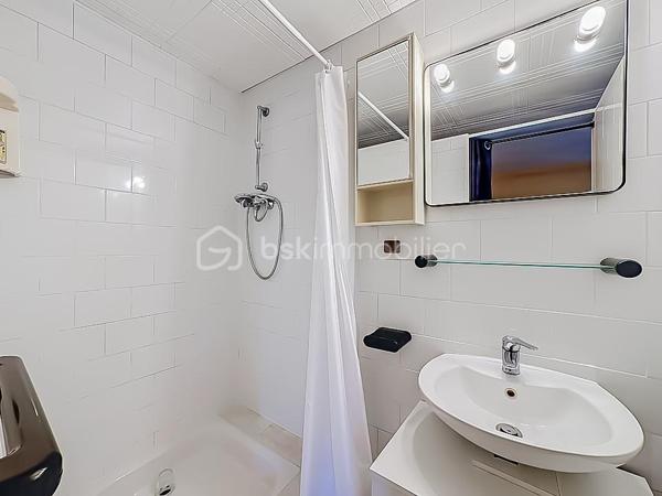 *** MAGNIFIQUE VILLA T7 DE 222 m² AVEC PISCINE - CASTRIES ***

Dans un environnement calme et idéalement située à proximité du centre du village de Castries, venez découvrir cette magnifique villa T7 de 222 m² habitables, parfaitement entretenue, implantée sur une belle parcelle arborée de 830 m².

Construite en 1983 et entretenue avec soin par son unique propriétaire depuis l’origine, cette propriété offre un cadre de vie agréable et de nombreuses possibilités d’aménagement.

La maison bénéficie d’une configuration particulièrement intéressante avec deux espaces de vie répartis sur deux niveaux.

Elle peut ainsi être conservée comme une grande maison familiale ou permettre la création de deux espaces d’habitation indépendants avec entrées distinctes, idéale pour accueillir deux familles, exercer une profession libérale ou réaliser un investissement locatif.

Au rez-de-chaussée, vous découvrirez une grande et agréable véranda climatisée donnant directement sur la piscine, une grande cuisine indépendante, deux chambres disposant chacune de leur propre salle d’eau, une buanderie, un dressing, un WC indépendant ainsi qu’un espace pouvant servir de garage.

À l’étage, la maison se compose d’une entrée avec un grand placard, d’un séjour-salon lumineux, d’une cuisine indépendante, de trois chambres avec placards, d’une salle de bains ainsi que d’un WC indépendant.

À l’extérieur, vous profiterez d’une magnifique piscine au chlore de 5 m x 10 m, exposée plein sud.

Le jardin dispose également d’un store banne motorisé au niveau de la véranda, d’un système d’arrosage, d’un carport, d’un portail motorisé, d’un espace de stockage pour le bois ainsi que d’un atelier dédié au bricolage.

Des travaux sont à prévoir. 

CONFORT ET ÉQUIPEMENTS

Isolation refaite avec environ 30 cm de ouate de cellulose, DPE classé B, fenêtres en double vitrage PVC et bois, climatisation réversible, cheminée fonctionnelle et récemment ramonée, store banne motorisé, panneaux photovoltaïques, portail motorisé, terrain arboré et sans vis-à-vis, exposition plein sud, aucune mitoyenneté, voisinage agréable.

Taxe foncière : environ 3 200 €

Idéalement située, la maison se trouve à proximité de toutes les commodités, des écoles, des transports et des commerces.

Une vidéo du bien est disponible sur demande.

À découvrir sans tarder !