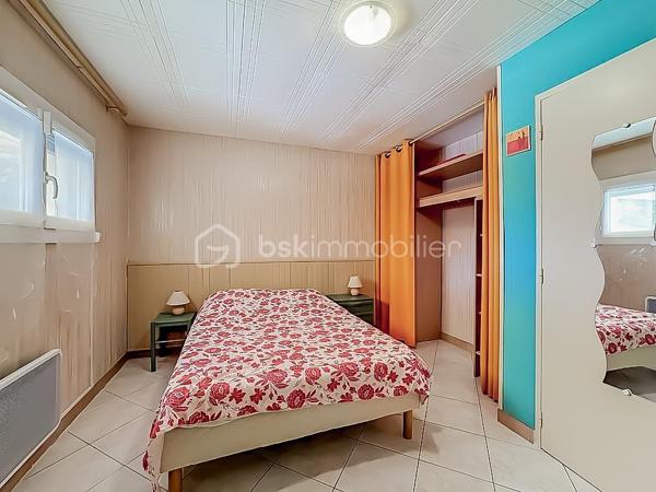 *** MAGNIFIQUE VILLA T7 DE 222 m² AVEC PISCINE - CASTRIES ***

Dans un environnement calme et idéalement située à proximité du centre du village de Castries, venez découvrir cette magnifique villa T7 de 222 m² habitables, parfaitement entretenue, implantée sur une belle parcelle arborée de 830 m².

Construite en 1983 et entretenue avec soin par son unique propriétaire depuis l’origine, cette propriété offre un cadre de vie agréable et de nombreuses possibilités d’aménagement.

La maison bénéficie d’une configuration particulièrement intéressante avec deux espaces de vie répartis sur deux niveaux.

Elle peut ainsi être conservée comme une grande maison familiale ou permettre la création de deux espaces d’habitation indépendants avec entrées distinctes, idéale pour accueillir deux familles, exercer une profession libérale ou réaliser un investissement locatif.

Au rez-de-chaussée, vous découvrirez une grande et agréable véranda climatisée donnant directement sur la piscine, une grande cuisine indépendante, deux chambres disposant chacune de leur propre salle d’eau, une buanderie, un dressing, un WC indépendant ainsi qu’un espace pouvant servir de garage.

À l’étage, la maison se compose d’une entrée avec un grand placard, d’un séjour-salon lumineux, d’une cuisine indépendante, de trois chambres avec placards, d’une salle de bains ainsi que d’un WC indépendant.

À l’extérieur, vous profiterez d’une magnifique piscine au chlore de 5 m x 10 m, exposée plein sud.

Le jardin dispose également d’un store banne motorisé au niveau de la véranda, d’un système d’arrosage, d’un carport, d’un portail motorisé, d’un espace de stockage pour le bois ainsi que d’un atelier dédié au bricolage.

Des travaux sont à prévoir. 

CONFORT ET ÉQUIPEMENTS

Isolation refaite avec environ 30 cm de ouate de cellulose, DPE classé B, fenêtres en double vitrage PVC et bois, climatisation réversible, cheminée fonctionnelle et récemment ramonée, store banne motorisé, panneaux photovoltaïques, portail motorisé, terrain arboré et sans vis-à-vis, exposition plein sud, aucune mitoyenneté, voisinage agréable.

Taxe foncière : environ 3 200 €

Idéalement située, la maison se trouve à proximité de toutes les commodités, des écoles, des transports et des commerces.

Une vidéo du bien est disponible sur demande.

À découvrir sans tarder !