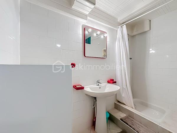 *** MAGNIFIQUE VILLA T7 DE 222 m² AVEC PISCINE - CASTRIES ***

Dans un environnement calme et idéalement située à proximité du centre du village de Castries, venez découvrir cette magnifique villa T7 de 222 m² habitables, parfaitement entretenue, implantée sur une belle parcelle arborée de 830 m².

Construite en 1983 et entretenue avec soin par son unique propriétaire depuis l’origine, cette propriété offre un cadre de vie agréable et de nombreuses possibilités d’aménagement.

La maison bénéficie d’une configuration particulièrement intéressante avec deux espaces de vie répartis sur deux niveaux.

Elle peut ainsi être conservée comme une grande maison familiale ou permettre la création de deux espaces d’habitation indépendants avec entrées distinctes, idéale pour accueillir deux familles, exercer une profession libérale ou réaliser un investissement locatif.

Au rez-de-chaussée, vous découvrirez une grande et agréable véranda climatisée donnant directement sur la piscine, une grande cuisine indépendante, deux chambres disposant chacune de leur propre salle d’eau, une buanderie, un dressing, un WC indépendant ainsi qu’un espace pouvant servir de garage.

À l’étage, la maison se compose d’une entrée avec un grand placard, d’un séjour-salon lumineux, d’une cuisine indépendante, de trois chambres avec placards, d’une salle de bains ainsi que d’un WC indépendant.

À l’extérieur, vous profiterez d’une magnifique piscine au chlore de 5 m x 10 m, exposée plein sud.

Le jardin dispose également d’un store banne motorisé au niveau de la véranda, d’un système d’arrosage, d’un carport, d’un portail motorisé, d’un espace de stockage pour le bois ainsi que d’un atelier dédié au bricolage.

Des travaux sont à prévoir. 

CONFORT ET ÉQUIPEMENTS

Isolation refaite avec environ 30 cm de ouate de cellulose, DPE classé B, fenêtres en double vitrage PVC et bois, climatisation réversible, cheminée fonctionnelle et récemment ramonée, store banne motorisé, panneaux photovoltaïques, portail motorisé, terrain arboré et sans vis-à-vis, exposition plein sud, aucune mitoyenneté, voisinage agréable.

Taxe foncière : environ 3 200 €

Idéalement située, la maison se trouve à proximité de toutes les commodités, des écoles, des transports et des commerces.

Une vidéo du bien est disponible sur demande.

À découvrir sans tarder !