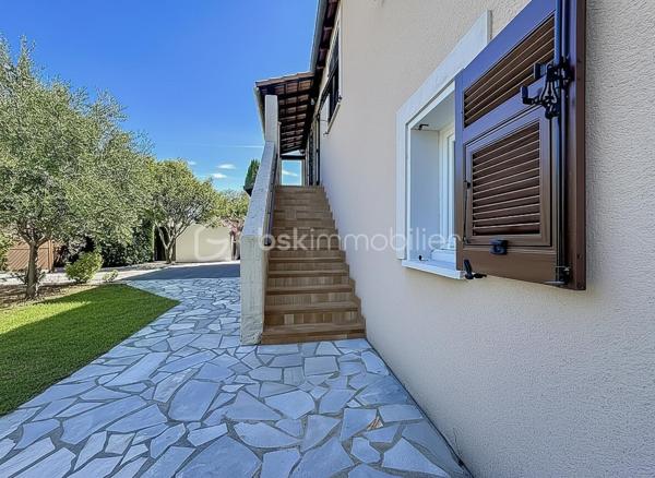 *** MAGNIFIQUE VILLA T7 DE 222 m² AVEC PISCINE - CASTRIES ***

Dans un environnement calme et idéalement située à proximité du centre du village de Castries, venez découvrir cette magnifique villa T7 de 222 m² habitables, parfaitement entretenue, implantée sur une belle parcelle arborée de 830 m².

Construite en 1983 et entretenue avec soin par son unique propriétaire depuis l’origine, cette propriété offre un cadre de vie agréable et de nombreuses possibilités d’aménagement.

La maison bénéficie d’une configuration particulièrement intéressante avec deux espaces de vie répartis sur deux niveaux.

Elle peut ainsi être conservée comme une grande maison familiale ou permettre la création de deux espaces d’habitation indépendants avec entrées distinctes, idéale pour accueillir deux familles, exercer une profession libérale ou réaliser un investissement locatif.

Au rez-de-chaussée, vous découvrirez une grande et agréable véranda climatisée donnant directement sur la piscine, une grande cuisine indépendante, deux chambres disposant chacune de leur propre salle d’eau, une buanderie, un dressing, un WC indépendant ainsi qu’un espace pouvant servir de garage.

À l’étage, la maison se compose d’une entrée avec un grand placard, d’un séjour-salon lumineux, d’une cuisine indépendante, de trois chambres avec placards, d’une salle de bains ainsi que d’un WC indépendant.

À l’extérieur, vous profiterez d’une magnifique piscine au chlore de 5 m x 10 m, exposée plein sud.

Le jardin dispose également d’un store banne motorisé au niveau de la véranda, d’un système d’arrosage, d’un carport, d’un portail motorisé, d’un espace de stockage pour le bois ainsi que d’un atelier dédié au bricolage.

Des travaux sont à prévoir. 

CONFORT ET ÉQUIPEMENTS

Isolation refaite avec environ 30 cm de ouate de cellulose, DPE classé B, fenêtres en double vitrage PVC et bois, climatisation réversible, cheminée fonctionnelle et récemment ramonée, store banne motorisé, panneaux photovoltaïques, portail motorisé, terrain arboré et sans vis-à-vis, exposition plein sud, aucune mitoyenneté, voisinage agréable.

Taxe foncière : environ 3 200 €

Idéalement située, la maison se trouve à proximité de toutes les commodités, des écoles, des transports et des commerces.

Une vidéo du bien est disponible sur demande.

À découvrir sans tarder !