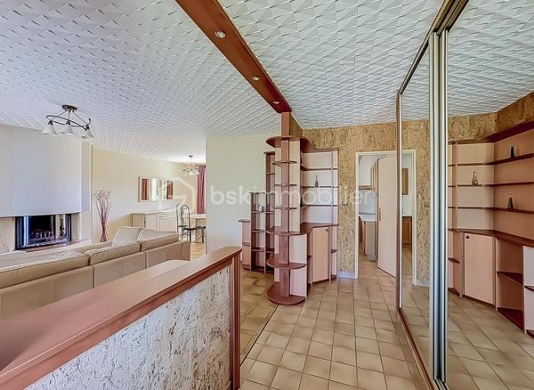 *** MAGNIFIQUE VILLA T7 DE 222 m² AVEC PISCINE - CASTRIES ***

Dans un environnement calme et idéalement située à proximité du centre du village de Castries, venez découvrir cette magnifique villa T7 de 222 m² habitables, parfaitement entretenue, implantée sur une belle parcelle arborée de 830 m².

Construite en 1983 et entretenue avec soin par son unique propriétaire depuis l’origine, cette propriété offre un cadre de vie agréable et de nombreuses possibilités d’aménagement.

La maison bénéficie d’une configuration particulièrement intéressante avec deux espaces de vie répartis sur deux niveaux.

Elle peut ainsi être conservée comme une grande maison familiale ou permettre la création de deux espaces d’habitation indépendants avec entrées distinctes, idéale pour accueillir deux familles, exercer une profession libérale ou réaliser un investissement locatif.

Au rez-de-chaussée, vous découvrirez une grande et agréable véranda climatisée donnant directement sur la piscine, une grande cuisine indépendante, deux chambres disposant chacune de leur propre salle d’eau, une buanderie, un dressing, un WC indépendant ainsi qu’un espace pouvant servir de garage.

À l’étage, la maison se compose d’une entrée avec un grand placard, d’un séjour-salon lumineux, d’une cuisine indépendante, de trois chambres avec placards, d’une salle de bains ainsi que d’un WC indépendant.

À l’extérieur, vous profiterez d’une magnifique piscine au chlore de 5 m x 10 m, exposée plein sud.

Le jardin dispose également d’un store banne motorisé au niveau de la véranda, d’un système d’arrosage, d’un carport, d’un portail motorisé, d’un espace de stockage pour le bois ainsi que d’un atelier dédié au bricolage.

Des travaux sont à prévoir. 

CONFORT ET ÉQUIPEMENTS

Isolation refaite avec environ 30 cm de ouate de cellulose, DPE classé B, fenêtres en double vitrage PVC et bois, climatisation réversible, cheminée fonctionnelle et récemment ramonée, store banne motorisé, panneaux photovoltaïques, portail motorisé, terrain arboré et sans vis-à-vis, exposition plein sud, aucune mitoyenneté, voisinage agréable.

Taxe foncière : environ 3 200 €

Idéalement située, la maison se trouve à proximité de toutes les commodités, des écoles, des transports et des commerces.

Une vidéo du bien est disponible sur demande.

À découvrir sans tarder !