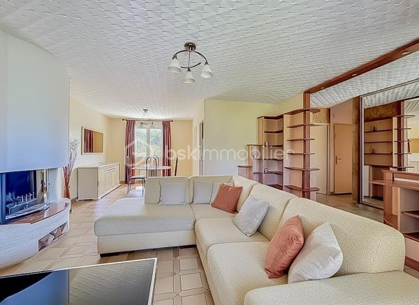 *** MAGNIFIQUE VILLA T7 DE 222 m² AVEC PISCINE - CASTRIES ***

Dans un environnement calme et idéalement située à proximité du centre du village de Castries, venez découvrir cette magnifique villa T7 de 222 m² habitables, parfaitement entretenue, implantée sur une belle parcelle arborée de 830 m².

Construite en 1983 et entretenue avec soin par son unique propriétaire depuis l’origine, cette propriété offre un cadre de vie agréable et de nombreuses possibilités d’aménagement.

La maison bénéficie d’une configuration particulièrement intéressante avec deux espaces de vie répartis sur deux niveaux.

Elle peut ainsi être conservée comme une grande maison familiale ou permettre la création de deux espaces d’habitation indépendants avec entrées distinctes, idéale pour accueillir deux familles, exercer une profession libérale ou réaliser un investissement locatif.

Au rez-de-chaussée, vous découvrirez une grande et agréable véranda climatisée donnant directement sur la piscine, une grande cuisine indépendante, deux chambres disposant chacune de leur propre salle d’eau, une buanderie, un dressing, un WC indépendant ainsi qu’un espace pouvant servir de garage.

À l’étage, la maison se compose d’une entrée avec un grand placard, d’un séjour-salon lumineux, d’une cuisine indépendante, de trois chambres avec placards, d’une salle de bains ainsi que d’un WC indépendant.

À l’extérieur, vous profiterez d’une magnifique piscine au chlore de 5 m x 10 m, exposée plein sud.

Le jardin dispose également d’un store banne motorisé au niveau de la véranda, d’un système d’arrosage, d’un carport, d’un portail motorisé, d’un espace de stockage pour le bois ainsi que d’un atelier dédié au bricolage.

Des travaux sont à prévoir. 

CONFORT ET ÉQUIPEMENTS

Isolation refaite avec environ 30 cm de ouate de cellulose, DPE classé B, fenêtres en double vitrage PVC et bois, climatisation réversible, cheminée fonctionnelle et récemment ramonée, store banne motorisé, panneaux photovoltaïques, portail motorisé, terrain arboré et sans vis-à-vis, exposition plein sud, aucune mitoyenneté, voisinage agréable.

Taxe foncière : environ 3 200 €

Idéalement située, la maison se trouve à proximité de toutes les commodités, des écoles, des transports et des commerces.

Une vidéo du bien est disponible sur demande.

À découvrir sans tarder !