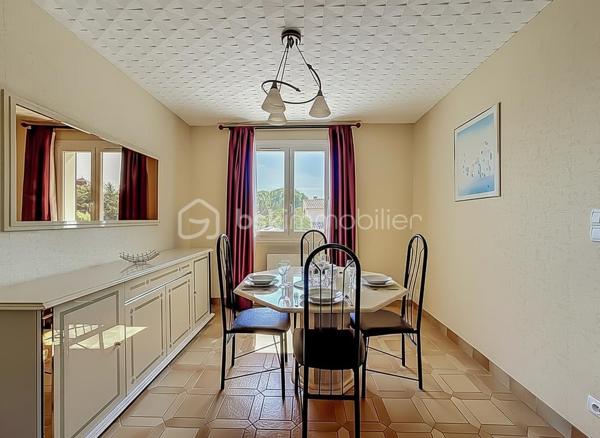 *** MAGNIFIQUE VILLA T7 DE 222 m² AVEC PISCINE - CASTRIES ***

Dans un environnement calme et idéalement située à proximité du centre du village de Castries, venez découvrir cette magnifique villa T7 de 222 m² habitables, parfaitement entretenue, implantée sur une belle parcelle arborée de 830 m².

Construite en 1983 et entretenue avec soin par son unique propriétaire depuis l’origine, cette propriété offre un cadre de vie agréable et de nombreuses possibilités d’aménagement.

La maison bénéficie d’une configuration particulièrement intéressante avec deux espaces de vie répartis sur deux niveaux.

Elle peut ainsi être conservée comme une grande maison familiale ou permettre la création de deux espaces d’habitation indépendants avec entrées distinctes, idéale pour accueillir deux familles, exercer une profession libérale ou réaliser un investissement locatif.

Au rez-de-chaussée, vous découvrirez une grande et agréable véranda climatisée donnant directement sur la piscine, une grande cuisine indépendante, deux chambres disposant chacune de leur propre salle d’eau, une buanderie, un dressing, un WC indépendant ainsi qu’un espace pouvant servir de garage.

À l’étage, la maison se compose d’une entrée avec un grand placard, d’un séjour-salon lumineux, d’une cuisine indépendante, de trois chambres avec placards, d’une salle de bains ainsi que d’un WC indépendant.

À l’extérieur, vous profiterez d’une magnifique piscine au chlore de 5 m x 10 m, exposée plein sud.

Le jardin dispose également d’un store banne motorisé au niveau de la véranda, d’un système d’arrosage, d’un carport, d’un portail motorisé, d’un espace de stockage pour le bois ainsi que d’un atelier dédié au bricolage.

Des travaux sont à prévoir. 

CONFORT ET ÉQUIPEMENTS

Isolation refaite avec environ 30 cm de ouate de cellulose, DPE classé B, fenêtres en double vitrage PVC et bois, climatisation réversible, cheminée fonctionnelle et récemment ramonée, store banne motorisé, panneaux photovoltaïques, portail motorisé, terrain arboré et sans vis-à-vis, exposition plein sud, aucune mitoyenneté, voisinage agréable.

Taxe foncière : environ 3 200 €

Idéalement située, la maison se trouve à proximité de toutes les commodités, des écoles, des transports et des commerces.

Une vidéo du bien est disponible sur demande.

À découvrir sans tarder !