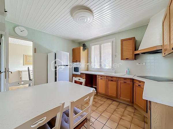 *** MAGNIFIQUE VILLA T7 DE 222 m² AVEC PISCINE - CASTRIES ***

Dans un environnement calme et idéalement située à proximité du centre du village de Castries, venez découvrir cette magnifique villa T7 de 222 m² habitables, parfaitement entretenue, implantée sur une belle parcelle arborée de 830 m².

Construite en 1983 et entretenue avec soin par son unique propriétaire depuis l’origine, cette propriété offre un cadre de vie agréable et de nombreuses possibilités d’aménagement.

La maison bénéficie d’une configuration particulièrement intéressante avec deux espaces de vie répartis sur deux niveaux.

Elle peut ainsi être conservée comme une grande maison familiale ou permettre la création de deux espaces d’habitation indépendants avec entrées distinctes, idéale pour accueillir deux familles, exercer une profession libérale ou réaliser un investissement locatif.

Au rez-de-chaussée, vous découvrirez une grande et agréable véranda climatisée donnant directement sur la piscine, une grande cuisine indépendante, deux chambres disposant chacune de leur propre salle d’eau, une buanderie, un dressing, un WC indépendant ainsi qu’un espace pouvant servir de garage.

À l’étage, la maison se compose d’une entrée avec un grand placard, d’un séjour-salon lumineux, d’une cuisine indépendante, de trois chambres avec placards, d’une salle de bains ainsi que d’un WC indépendant.

À l’extérieur, vous profiterez d’une magnifique piscine au chlore de 5 m x 10 m, exposée plein sud.

Le jardin dispose également d’un store banne motorisé au niveau de la véranda, d’un système d’arrosage, d’un carport, d’un portail motorisé, d’un espace de stockage pour le bois ainsi que d’un atelier dédié au bricolage.

Des travaux sont à prévoir. 

CONFORT ET ÉQUIPEMENTS

Isolation refaite avec environ 30 cm de ouate de cellulose, DPE classé B, fenêtres en double vitrage PVC et bois, climatisation réversible, cheminée fonctionnelle et récemment ramonée, store banne motorisé, panneaux photovoltaïques, portail motorisé, terrain arboré et sans vis-à-vis, exposition plein sud, aucune mitoyenneté, voisinage agréable.

Taxe foncière : environ 3 200 €

Idéalement située, la maison se trouve à proximité de toutes les commodités, des écoles, des transports et des commerces.

Une vidéo du bien est disponible sur demande.

À découvrir sans tarder !
