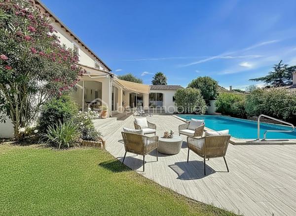 *** MAGNIFIQUE VILLA T7 DE 222 m² AVEC PISCINE - CASTRIES ***

Dans un environnement calme et idéalement située à proximité du centre du village de Castries, venez découvrir cette magnifique villa T7 de 222 m² habitables, parfaitement entretenue, implantée sur une belle parcelle arborée de 830 m².

Construite en 1983 et entretenue avec soin par son unique propriétaire depuis l’origine, cette propriété offre un cadre de vie agréable et de nombreuses possibilités d’aménagement.

La maison bénéficie d’une configuration particulièrement intéressante avec deux espaces de vie répartis sur deux niveaux.

Elle peut ainsi être conservée comme une grande maison familiale ou permettre la création de deux espaces d’habitation indépendants avec entrées distinctes, idéale pour accueillir deux familles, exercer une profession libérale ou réaliser un investissement locatif.

Au rez-de-chaussée, vous découvrirez une grande et agréable véranda climatisée donnant directement sur la piscine, une grande cuisine indépendante, deux chambres disposant chacune de leur propre salle d’eau, une buanderie, un dressing, un WC indépendant ainsi qu’un espace pouvant servir de garage.

À l’étage, la maison se compose d’une entrée avec un grand placard, d’un séjour-salon lumineux, d’une cuisine indépendante, de trois chambres avec placards, d’une salle de bains ainsi que d’un WC indépendant.

À l’extérieur, vous profiterez d’une magnifique piscine au chlore de 5 m x 10 m, exposée plein sud.

Le jardin dispose également d’un store banne motorisé au niveau de la véranda, d’un système d’arrosage, d’un carport, d’un portail motorisé, d’un espace de stockage pour le bois ainsi que d’un atelier dédié au bricolage.

Des travaux sont à prévoir. 

CONFORT ET ÉQUIPEMENTS

Isolation refaite avec environ 30 cm de ouate de cellulose, DPE classé B, fenêtres en double vitrage PVC et bois, climatisation réversible, cheminée fonctionnelle et récemment ramonée, store banne motorisé, panneaux photovoltaïques, portail motorisé, terrain arboré et sans vis-à-vis, exposition plein sud, aucune mitoyenneté, voisinage agréable.

Taxe foncière : environ 3 200 €

Idéalement située, la maison se trouve à proximité de toutes les commodités, des écoles, des transports et des commerces.

Une vidéo du bien est disponible sur demande.

À découvrir sans tarder !