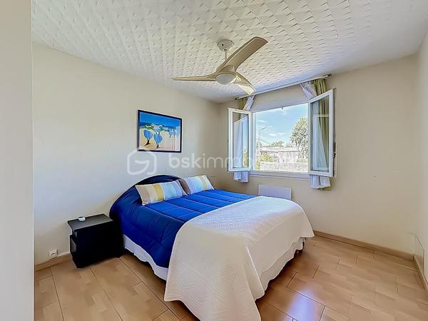 *** MAGNIFIQUE VILLA T7 DE 222 m² AVEC PISCINE - CASTRIES ***

Dans un environnement calme et idéalement située à proximité du centre du village de Castries, venez découvrir cette magnifique villa T7 de 222 m² habitables, parfaitement entretenue, implantée sur une belle parcelle arborée de 830 m².

Construite en 1983 et entretenue avec soin par son unique propriétaire depuis l’origine, cette propriété offre un cadre de vie agréable et de nombreuses possibilités d’aménagement.

La maison bénéficie d’une configuration particulièrement intéressante avec deux espaces de vie répartis sur deux niveaux.

Elle peut ainsi être conservée comme une grande maison familiale ou permettre la création de deux espaces d’habitation indépendants avec entrées distinctes, idéale pour accueillir deux familles, exercer une profession libérale ou réaliser un investissement locatif.

Au rez-de-chaussée, vous découvrirez une grande et agréable véranda climatisée donnant directement sur la piscine, une grande cuisine indépendante, deux chambres disposant chacune de leur propre salle d’eau, une buanderie, un dressing, un WC indépendant ainsi qu’un espace pouvant servir de garage.

À l’étage, la maison se compose d’une entrée avec un grand placard, d’un séjour-salon lumineux, d’une cuisine indépendante, de trois chambres avec placards, d’une salle de bains ainsi que d’un WC indépendant.

À l’extérieur, vous profiterez d’une magnifique piscine au chlore de 5 m x 10 m, exposée plein sud.

Le jardin dispose également d’un store banne motorisé au niveau de la véranda, d’un système d’arrosage, d’un carport, d’un portail motorisé, d’un espace de stockage pour le bois ainsi que d’un atelier dédié au bricolage.

Des travaux sont à prévoir. 

CONFORT ET ÉQUIPEMENTS

Isolation refaite avec environ 30 cm de ouate de cellulose, DPE classé B, fenêtres en double vitrage PVC et bois, climatisation réversible, cheminée fonctionnelle et récemment ramonée, store banne motorisé, panneaux photovoltaïques, portail motorisé, terrain arboré et sans vis-à-vis, exposition plein sud, aucune mitoyenneté, voisinage agréable.

Taxe foncière : environ 3 200 €

Idéalement située, la maison se trouve à proximité de toutes les commodités, des écoles, des transports et des commerces.

Une vidéo du bien est disponible sur demande.

À découvrir sans tarder !