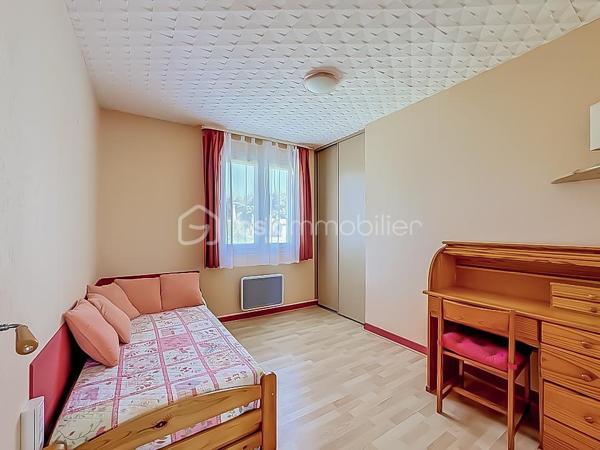 *** MAGNIFIQUE VILLA T7 DE 222 m² AVEC PISCINE - CASTRIES ***

Dans un environnement calme et idéalement située à proximité du centre du village de Castries, venez découvrir cette magnifique villa T7 de 222 m² habitables, parfaitement entretenue, implantée sur une belle parcelle arborée de 830 m².

Construite en 1983 et entretenue avec soin par son unique propriétaire depuis l’origine, cette propriété offre un cadre de vie agréable et de nombreuses possibilités d’aménagement.

La maison bénéficie d’une configuration particulièrement intéressante avec deux espaces de vie répartis sur deux niveaux.

Elle peut ainsi être conservée comme une grande maison familiale ou permettre la création de deux espaces d’habitation indépendants avec entrées distinctes, idéale pour accueillir deux familles, exercer une profession libérale ou réaliser un investissement locatif.

Au rez-de-chaussée, vous découvrirez une grande et agréable véranda climatisée donnant directement sur la piscine, une grande cuisine indépendante, deux chambres disposant chacune de leur propre salle d’eau, une buanderie, un dressing, un WC indépendant ainsi qu’un espace pouvant servir de garage.

À l’étage, la maison se compose d’une entrée avec un grand placard, d’un séjour-salon lumineux, d’une cuisine indépendante, de trois chambres avec placards, d’une salle de bains ainsi que d’un WC indépendant.

À l’extérieur, vous profiterez d’une magnifique piscine au chlore de 5 m x 10 m, exposée plein sud.

Le jardin dispose également d’un store banne motorisé au niveau de la véranda, d’un système d’arrosage, d’un carport, d’un portail motorisé, d’un espace de stockage pour le bois ainsi que d’un atelier dédié au bricolage.

Des travaux sont à prévoir. 

CONFORT ET ÉQUIPEMENTS

Isolation refaite avec environ 30 cm de ouate de cellulose, DPE classé B, fenêtres en double vitrage PVC et bois, climatisation réversible, cheminée fonctionnelle et récemment ramonée, store banne motorisé, panneaux photovoltaïques, portail motorisé, terrain arboré et sans vis-à-vis, exposition plein sud, aucune mitoyenneté, voisinage agréable.

Taxe foncière : environ 3 200 €

Idéalement située, la maison se trouve à proximité de toutes les commodités, des écoles, des transports et des commerces.

Une vidéo du bien est disponible sur demande.

À découvrir sans tarder !