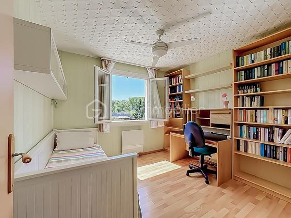 *** MAGNIFIQUE VILLA T7 DE 222 m² AVEC PISCINE - CASTRIES ***

Dans un environnement calme et idéalement située à proximité du centre du village de Castries, venez découvrir cette magnifique villa T7 de 222 m² habitables, parfaitement entretenue, implantée sur une belle parcelle arborée de 830 m².

Construite en 1983 et entretenue avec soin par son unique propriétaire depuis l’origine, cette propriété offre un cadre de vie agréable et de nombreuses possibilités d’aménagement.

La maison bénéficie d’une configuration particulièrement intéressante avec deux espaces de vie répartis sur deux niveaux.

Elle peut ainsi être conservée comme une grande maison familiale ou permettre la création de deux espaces d’habitation indépendants avec entrées distinctes, idéale pour accueillir deux familles, exercer une profession libérale ou réaliser un investissement locatif.

Au rez-de-chaussée, vous découvrirez une grande et agréable véranda climatisée donnant directement sur la piscine, une grande cuisine indépendante, deux chambres disposant chacune de leur propre salle d’eau, une buanderie, un dressing, un WC indépendant ainsi qu’un espace pouvant servir de garage.

À l’étage, la maison se compose d’une entrée avec un grand placard, d’un séjour-salon lumineux, d’une cuisine indépendante, de trois chambres avec placards, d’une salle de bains ainsi que d’un WC indépendant.

À l’extérieur, vous profiterez d’une magnifique piscine au chlore de 5 m x 10 m, exposée plein sud.

Le jardin dispose également d’un store banne motorisé au niveau de la véranda, d’un système d’arrosage, d’un carport, d’un portail motorisé, d’un espace de stockage pour le bois ainsi que d’un atelier dédié au bricolage.

Des travaux sont à prévoir. 

CONFORT ET ÉQUIPEMENTS

Isolation refaite avec environ 30 cm de ouate de cellulose, DPE classé B, fenêtres en double vitrage PVC et bois, climatisation réversible, cheminée fonctionnelle et récemment ramonée, store banne motorisé, panneaux photovoltaïques, portail motorisé, terrain arboré et sans vis-à-vis, exposition plein sud, aucune mitoyenneté, voisinage agréable.

Taxe foncière : environ 3 200 €

Idéalement située, la maison se trouve à proximité de toutes les commodités, des écoles, des transports et des commerces.

Une vidéo du bien est disponible sur demande.

À découvrir sans tarder !