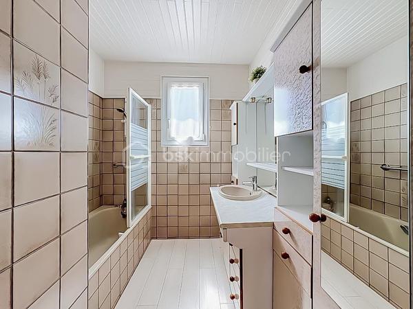 *** MAGNIFIQUE VILLA T7 DE 222 m² AVEC PISCINE - CASTRIES ***

Dans un environnement calme et idéalement située à proximité du centre du village de Castries, venez découvrir cette magnifique villa T7 de 222 m² habitables, parfaitement entretenue, implantée sur une belle parcelle arborée de 830 m².

Construite en 1983 et entretenue avec soin par son unique propriétaire depuis l’origine, cette propriété offre un cadre de vie agréable et de nombreuses possibilités d’aménagement.

La maison bénéficie d’une configuration particulièrement intéressante avec deux espaces de vie répartis sur deux niveaux.

Elle peut ainsi être conservée comme une grande maison familiale ou permettre la création de deux espaces d’habitation indépendants avec entrées distinctes, idéale pour accueillir deux familles, exercer une profession libérale ou réaliser un investissement locatif.

Au rez-de-chaussée, vous découvrirez une grande et agréable véranda climatisée donnant directement sur la piscine, une grande cuisine indépendante, deux chambres disposant chacune de leur propre salle d’eau, une buanderie, un dressing, un WC indépendant ainsi qu’un espace pouvant servir de garage.

À l’étage, la maison se compose d’une entrée avec un grand placard, d’un séjour-salon lumineux, d’une cuisine indépendante, de trois chambres avec placards, d’une salle de bains ainsi que d’un WC indépendant.

À l’extérieur, vous profiterez d’une magnifique piscine au chlore de 5 m x 10 m, exposée plein sud.

Le jardin dispose également d’un store banne motorisé au niveau de la véranda, d’un système d’arrosage, d’un carport, d’un portail motorisé, d’un espace de stockage pour le bois ainsi que d’un atelier dédié au bricolage.

Des travaux sont à prévoir. 

CONFORT ET ÉQUIPEMENTS

Isolation refaite avec environ 30 cm de ouate de cellulose, DPE classé B, fenêtres en double vitrage PVC et bois, climatisation réversible, cheminée fonctionnelle et récemment ramonée, store banne motorisé, panneaux photovoltaïques, portail motorisé, terrain arboré et sans vis-à-vis, exposition plein sud, aucune mitoyenneté, voisinage agréable.

Taxe foncière : environ 3 200 €

Idéalement située, la maison se trouve à proximité de toutes les commodités, des écoles, des transports et des commerces.

Une vidéo du bien est disponible sur demande.

À découvrir sans tarder !