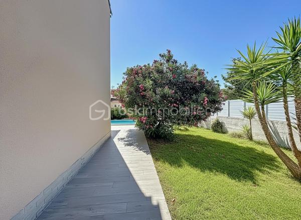 *** MAGNIFIQUE VILLA T7 DE 222 m² AVEC PISCINE - CASTRIES ***

Dans un environnement calme et idéalement située à proximité du centre du village de Castries, venez découvrir cette magnifique villa T7 de 222 m² habitables, parfaitement entretenue, implantée sur une belle parcelle arborée de 830 m².

Construite en 1983 et entretenue avec soin par son unique propriétaire depuis l’origine, cette propriété offre un cadre de vie agréable et de nombreuses possibilités d’aménagement.

La maison bénéficie d’une configuration particulièrement intéressante avec deux espaces de vie répartis sur deux niveaux.

Elle peut ainsi être conservée comme une grande maison familiale ou permettre la création de deux espaces d’habitation indépendants avec entrées distinctes, idéale pour accueillir deux familles, exercer une profession libérale ou réaliser un investissement locatif.

Au rez-de-chaussée, vous découvrirez une grande et agréable véranda climatisée donnant directement sur la piscine, une grande cuisine indépendante, deux chambres disposant chacune de leur propre salle d’eau, une buanderie, un dressing, un WC indépendant ainsi qu’un espace pouvant servir de garage.

À l’étage, la maison se compose d’une entrée avec un grand placard, d’un séjour-salon lumineux, d’une cuisine indépendante, de trois chambres avec placards, d’une salle de bains ainsi que d’un WC indépendant.

À l’extérieur, vous profiterez d’une magnifique piscine au chlore de 5 m x 10 m, exposée plein sud.

Le jardin dispose également d’un store banne motorisé au niveau de la véranda, d’un système d’arrosage, d’un carport, d’un portail motorisé, d’un espace de stockage pour le bois ainsi que d’un atelier dédié au bricolage.

Des travaux sont à prévoir. 

CONFORT ET ÉQUIPEMENTS

Isolation refaite avec environ 30 cm de ouate de cellulose, DPE classé B, fenêtres en double vitrage PVC et bois, climatisation réversible, cheminée fonctionnelle et récemment ramonée, store banne motorisé, panneaux photovoltaïques, portail motorisé, terrain arboré et sans vis-à-vis, exposition plein sud, aucune mitoyenneté, voisinage agréable.

Taxe foncière : environ 3 200 €

Idéalement située, la maison se trouve à proximité de toutes les commodités, des écoles, des transports et des commerces.

Une vidéo du bien est disponible sur demande.

À découvrir sans tarder !