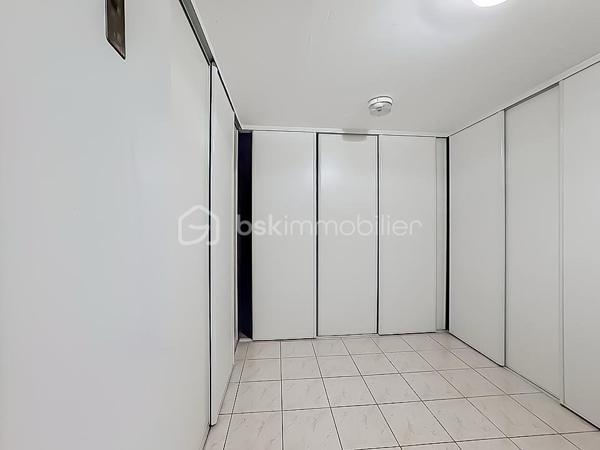 *** MAGNIFIQUE VILLA T7 DE 222 m² AVEC PISCINE - CASTRIES ***

Dans un environnement calme et idéalement située à proximité du centre du village de Castries, venez découvrir cette magnifique villa T7 de 222 m² habitables, parfaitement entretenue, implantée sur une belle parcelle arborée de 830 m².

Construite en 1983 et entretenue avec soin par son unique propriétaire depuis l’origine, cette propriété offre un cadre de vie agréable et de nombreuses possibilités d’aménagement.

La maison bénéficie d’une configuration particulièrement intéressante avec deux espaces de vie répartis sur deux niveaux.

Elle peut ainsi être conservée comme une grande maison familiale ou permettre la création de deux espaces d’habitation indépendants avec entrées distinctes, idéale pour accueillir deux familles, exercer une profession libérale ou réaliser un investissement locatif.

Au rez-de-chaussée, vous découvrirez une grande et agréable véranda climatisée donnant directement sur la piscine, une grande cuisine indépendante, deux chambres disposant chacune de leur propre salle d’eau, une buanderie, un dressing, un WC indépendant ainsi qu’un espace pouvant servir de garage.

À l’étage, la maison se compose d’une entrée avec un grand placard, d’un séjour-salon lumineux, d’une cuisine indépendante, de trois chambres avec placards, d’une salle de bains ainsi que d’un WC indépendant.

À l’extérieur, vous profiterez d’une magnifique piscine au chlore de 5 m x 10 m, exposée plein sud.

Le jardin dispose également d’un store banne motorisé au niveau de la véranda, d’un système d’arrosage, d’un carport, d’un portail motorisé, d’un espace de stockage pour le bois ainsi que d’un atelier dédié au bricolage.

Des travaux sont à prévoir. 

CONFORT ET ÉQUIPEMENTS

Isolation refaite avec environ 30 cm de ouate de cellulose, DPE classé B, fenêtres en double vitrage PVC et bois, climatisation réversible, cheminée fonctionnelle et récemment ramonée, store banne motorisé, panneaux photovoltaïques, portail motorisé, terrain arboré et sans vis-à-vis, exposition plein sud, aucune mitoyenneté, voisinage agréable.

Taxe foncière : environ 3 200 €

Idéalement située, la maison se trouve à proximité de toutes les commodités, des écoles, des transports et des commerces.

Une vidéo du bien est disponible sur demande.

À découvrir sans tarder !