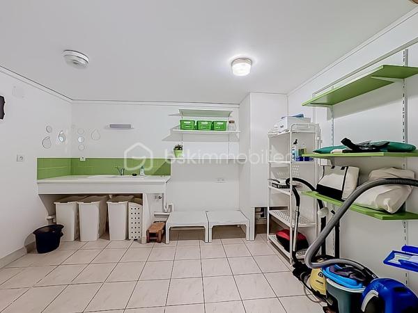 *** MAGNIFIQUE VILLA T7 DE 222 m² AVEC PISCINE - CASTRIES ***

Dans un environnement calme et idéalement située à proximité du centre du village de Castries, venez découvrir cette magnifique villa T7 de 222 m² habitables, parfaitement entretenue, implantée sur une belle parcelle arborée de 830 m².

Construite en 1983 et entretenue avec soin par son unique propriétaire depuis l’origine, cette propriété offre un cadre de vie agréable et de nombreuses possibilités d’aménagement.

La maison bénéficie d’une configuration particulièrement intéressante avec deux espaces de vie répartis sur deux niveaux.

Elle peut ainsi être conservée comme une grande maison familiale ou permettre la création de deux espaces d’habitation indépendants avec entrées distinctes, idéale pour accueillir deux familles, exercer une profession libérale ou réaliser un investissement locatif.

Au rez-de-chaussée, vous découvrirez une grande et agréable véranda climatisée donnant directement sur la piscine, une grande cuisine indépendante, deux chambres disposant chacune de leur propre salle d’eau, une buanderie, un dressing, un WC indépendant ainsi qu’un espace pouvant servir de garage.

À l’étage, la maison se compose d’une entrée avec un grand placard, d’un séjour-salon lumineux, d’une cuisine indépendante, de trois chambres avec placards, d’une salle de bains ainsi que d’un WC indépendant.

À l’extérieur, vous profiterez d’une magnifique piscine au chlore de 5 m x 10 m, exposée plein sud.

Le jardin dispose également d’un store banne motorisé au niveau de la véranda, d’un système d’arrosage, d’un carport, d’un portail motorisé, d’un espace de stockage pour le bois ainsi que d’un atelier dédié au bricolage.

Des travaux sont à prévoir. 

CONFORT ET ÉQUIPEMENTS

Isolation refaite avec environ 30 cm de ouate de cellulose, DPE classé B, fenêtres en double vitrage PVC et bois, climatisation réversible, cheminée fonctionnelle et récemment ramonée, store banne motorisé, panneaux photovoltaïques, portail motorisé, terrain arboré et sans vis-à-vis, exposition plein sud, aucune mitoyenneté, voisinage agréable.

Taxe foncière : environ 3 200 €

Idéalement située, la maison se trouve à proximité de toutes les commodités, des écoles, des transports et des commerces.

Une vidéo du bien est disponible sur demande.

À découvrir sans tarder !