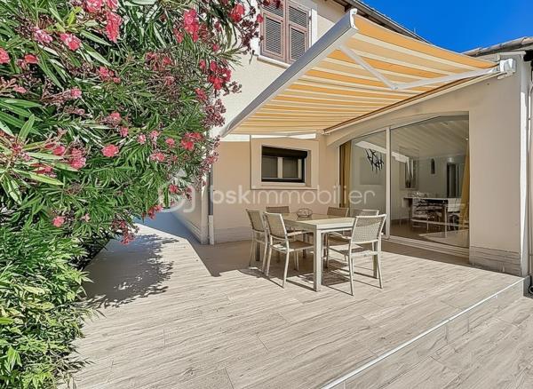 *** MAGNIFIQUE VILLA T7 DE 222 m² AVEC PISCINE - CASTRIES ***

Dans un environnement calme et idéalement située à proximité du centre du village de Castries, venez découvrir cette magnifique villa T7 de 222 m² habitables, parfaitement entretenue, implantée sur une belle parcelle arborée de 830 m².

Construite en 1983 et entretenue avec soin par son unique propriétaire depuis l’origine, cette propriété offre un cadre de vie agréable et de nombreuses possibilités d’aménagement.

La maison bénéficie d’une configuration particulièrement intéressante avec deux espaces de vie répartis sur deux niveaux.

Elle peut ainsi être conservée comme une grande maison familiale ou permettre la création de deux espaces d’habitation indépendants avec entrées distinctes, idéale pour accueillir deux familles, exercer une profession libérale ou réaliser un investissement locatif.

Au rez-de-chaussée, vous découvrirez une grande et agréable véranda climatisée donnant directement sur la piscine, une grande cuisine indépendante, deux chambres disposant chacune de leur propre salle d’eau, une buanderie, un dressing, un WC indépendant ainsi qu’un espace pouvant servir de garage.

À l’étage, la maison se compose d’une entrée avec un grand placard, d’un séjour-salon lumineux, d’une cuisine indépendante, de trois chambres avec placards, d’une salle de bains ainsi que d’un WC indépendant.

À l’extérieur, vous profiterez d’une magnifique piscine au chlore de 5 m x 10 m, exposée plein sud.

Le jardin dispose également d’un store banne motorisé au niveau de la véranda, d’un système d’arrosage, d’un carport, d’un portail motorisé, d’un espace de stockage pour le bois ainsi que d’un atelier dédié au bricolage.

Des travaux sont à prévoir. 

CONFORT ET ÉQUIPEMENTS

Isolation refaite avec environ 30 cm de ouate de cellulose, DPE classé B, fenêtres en double vitrage PVC et bois, climatisation réversible, cheminée fonctionnelle et récemment ramonée, store banne motorisé, panneaux photovoltaïques, portail motorisé, terrain arboré et sans vis-à-vis, exposition plein sud, aucune mitoyenneté, voisinage agréable.

Taxe foncière : environ 3 200 €

Idéalement située, la maison se trouve à proximité de toutes les commodités, des écoles, des transports et des commerces.

Une vidéo du bien est disponible sur demande.

À découvrir sans tarder !
