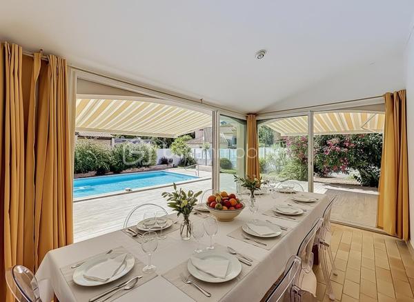 *** MAGNIFIQUE VILLA T7 DE 222 m² AVEC PISCINE - CASTRIES ***

Dans un environnement calme et idéalement située à proximité du centre du village de Castries, venez découvrir cette magnifique villa T7 de 222 m² habitables, parfaitement entretenue, implantée sur une belle parcelle arborée de 830 m².

Construite en 1983 et entretenue avec soin par son unique propriétaire depuis l’origine, cette propriété offre un cadre de vie agréable et de nombreuses possibilités d’aménagement.

La maison bénéficie d’une configuration particulièrement intéressante avec deux espaces de vie répartis sur deux niveaux.

Elle peut ainsi être conservée comme une grande maison familiale ou permettre la création de deux espaces d’habitation indépendants avec entrées distinctes, idéale pour accueillir deux familles, exercer une profession libérale ou réaliser un investissement locatif.

Au rez-de-chaussée, vous découvrirez une grande et agréable véranda climatisée donnant directement sur la piscine, une grande cuisine indépendante, deux chambres disposant chacune de leur propre salle d’eau, une buanderie, un dressing, un WC indépendant ainsi qu’un espace pouvant servir de garage.

À l’étage, la maison se compose d’une entrée avec un grand placard, d’un séjour-salon lumineux, d’une cuisine indépendante, de trois chambres avec placards, d’une salle de bains ainsi que d’un WC indépendant.

À l’extérieur, vous profiterez d’une magnifique piscine au chlore de 5 m x 10 m, exposée plein sud.

Le jardin dispose également d’un store banne motorisé au niveau de la véranda, d’un système d’arrosage, d’un carport, d’un portail motorisé, d’un espace de stockage pour le bois ainsi que d’un atelier dédié au bricolage.

Des travaux sont à prévoir. 

CONFORT ET ÉQUIPEMENTS

Isolation refaite avec environ 30 cm de ouate de cellulose, DPE classé B, fenêtres en double vitrage PVC et bois, climatisation réversible, cheminée fonctionnelle et récemment ramonée, store banne motorisé, panneaux photovoltaïques, portail motorisé, terrain arboré et sans vis-à-vis, exposition plein sud, aucune mitoyenneté, voisinage agréable.

Taxe foncière : environ 3 200 €

Idéalement située, la maison se trouve à proximité de toutes les commodités, des écoles, des transports et des commerces.

Une vidéo du bien est disponible sur demande.

À découvrir sans tarder !