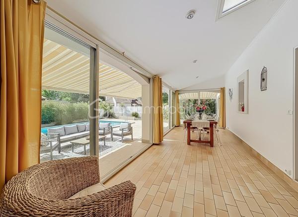 *** MAGNIFIQUE VILLA T7 DE 222 m² AVEC PISCINE - CASTRIES ***

Dans un environnement calme et idéalement située à proximité du centre du village de Castries, venez découvrir cette magnifique villa T7 de 222 m² habitables, parfaitement entretenue, implantée sur une belle parcelle arborée de 830 m².

Construite en 1983 et entretenue avec soin par son unique propriétaire depuis l’origine, cette propriété offre un cadre de vie agréable et de nombreuses possibilités d’aménagement.

La maison bénéficie d’une configuration particulièrement intéressante avec deux espaces de vie répartis sur deux niveaux.

Elle peut ainsi être conservée comme une grande maison familiale ou permettre la création de deux espaces d’habitation indépendants avec entrées distinctes, idéale pour accueillir deux familles, exercer une profession libérale ou réaliser un investissement locatif.

Au rez-de-chaussée, vous découvrirez une grande et agréable véranda climatisée donnant directement sur la piscine, une grande cuisine indépendante, deux chambres disposant chacune de leur propre salle d’eau, une buanderie, un dressing, un WC indépendant ainsi qu’un espace pouvant servir de garage.

À l’étage, la maison se compose d’une entrée avec un grand placard, d’un séjour-salon lumineux, d’une cuisine indépendante, de trois chambres avec placards, d’une salle de bains ainsi que d’un WC indépendant.

À l’extérieur, vous profiterez d’une magnifique piscine au chlore de 5 m x 10 m, exposée plein sud.

Le jardin dispose également d’un store banne motorisé au niveau de la véranda, d’un système d’arrosage, d’un carport, d’un portail motorisé, d’un espace de stockage pour le bois ainsi que d’un atelier dédié au bricolage.

Des travaux sont à prévoir. 

CONFORT ET ÉQUIPEMENTS

Isolation refaite avec environ 30 cm de ouate de cellulose, DPE classé B, fenêtres en double vitrage PVC et bois, climatisation réversible, cheminée fonctionnelle et récemment ramonée, store banne motorisé, panneaux photovoltaïques, portail motorisé, terrain arboré et sans vis-à-vis, exposition plein sud, aucune mitoyenneté, voisinage agréable.

Taxe foncière : environ 3 200 €

Idéalement située, la maison se trouve à proximité de toutes les commodités, des écoles, des transports et des commerces.

Une vidéo du bien est disponible sur demande.

À découvrir sans tarder !