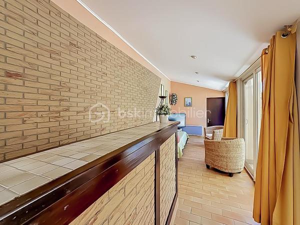 *** MAGNIFIQUE VILLA T7 DE 222 m² AVEC PISCINE - CASTRIES ***

Dans un environnement calme et idéalement située à proximité du centre du village de Castries, venez découvrir cette magnifique villa T7 de 222 m² habitables, parfaitement entretenue, implantée sur une belle parcelle arborée de 830 m².

Construite en 1983 et entretenue avec soin par son unique propriétaire depuis l’origine, cette propriété offre un cadre de vie agréable et de nombreuses possibilités d’aménagement.

La maison bénéficie d’une configuration particulièrement intéressante avec deux espaces de vie répartis sur deux niveaux.

Elle peut ainsi être conservée comme une grande maison familiale ou permettre la création de deux espaces d’habitation indépendants avec entrées distinctes, idéale pour accueillir deux familles, exercer une profession libérale ou réaliser un investissement locatif.

Au rez-de-chaussée, vous découvrirez une grande et agréable véranda climatisée donnant directement sur la piscine, une grande cuisine indépendante, deux chambres disposant chacune de leur propre salle d’eau, une buanderie, un dressing, un WC indépendant ainsi qu’un espace pouvant servir de garage.

À l’étage, la maison se compose d’une entrée avec un grand placard, d’un séjour-salon lumineux, d’une cuisine indépendante, de trois chambres avec placards, d’une salle de bains ainsi que d’un WC indépendant.

À l’extérieur, vous profiterez d’une magnifique piscine au chlore de 5 m x 10 m, exposée plein sud.

Le jardin dispose également d’un store banne motorisé au niveau de la véranda, d’un système d’arrosage, d’un carport, d’un portail motorisé, d’un espace de stockage pour le bois ainsi que d’un atelier dédié au bricolage.

Des travaux sont à prévoir. 

CONFORT ET ÉQUIPEMENTS

Isolation refaite avec environ 30 cm de ouate de cellulose, DPE classé B, fenêtres en double vitrage PVC et bois, climatisation réversible, cheminée fonctionnelle et récemment ramonée, store banne motorisé, panneaux photovoltaïques, portail motorisé, terrain arboré et sans vis-à-vis, exposition plein sud, aucune mitoyenneté, voisinage agréable.

Taxe foncière : environ 3 200 €

Idéalement située, la maison se trouve à proximité de toutes les commodités, des écoles, des transports et des commerces.

Une vidéo du bien est disponible sur demande.

À découvrir sans tarder !