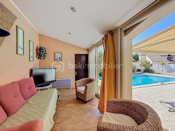 *** MAGNIFIQUE VILLA T7 DE 222 m² AVEC PISCINE - CASTRIES ***

Dans un environnement calme et idéalement située à proximité du centre du village de Castries, venez découvrir cette magnifique villa T7 de 222 m² habitables, parfaitement entretenue, implantée sur une belle parcelle arborée de 830 m².

Construite en 1983 et entretenue avec soin par son unique propriétaire depuis l’origine, cette propriété offre un cadre de vie agréable et de nombreuses possibilités d’aménagement.

La maison bénéficie d’une configuration particulièrement intéressante avec deux espaces de vie répartis sur deux niveaux.

Elle peut ainsi être conservée comme une grande maison familiale ou permettre la création de deux espaces d’habitation indépendants avec entrées distinctes, idéale pour accueillir deux familles, exercer une profession libérale ou réaliser un investissement locatif.

Au rez-de-chaussée, vous découvrirez une grande et agréable véranda climatisée donnant directement sur la piscine, une grande cuisine indépendante, deux chambres disposant chacune de leur propre salle d’eau, une buanderie, un dressing, un WC indépendant ainsi qu’un espace pouvant servir de garage.

À l’étage, la maison se compose d’une entrée avec un grand placard, d’un séjour-salon lumineux, d’une cuisine indépendante, de trois chambres avec placards, d’une salle de bains ainsi que d’un WC indépendant.

À l’extérieur, vous profiterez d’une magnifique piscine au chlore de 5 m x 10 m, exposée plein sud.

Le jardin dispose également d’un store banne motorisé au niveau de la véranda, d’un système d’arrosage, d’un carport, d’un portail motorisé, d’un espace de stockage pour le bois ainsi que d’un atelier dédié au bricolage.

Des travaux sont à prévoir. 

CONFORT ET ÉQUIPEMENTS

Isolation refaite avec environ 30 cm de ouate de cellulose, DPE classé B, fenêtres en double vitrage PVC et bois, climatisation réversible, cheminée fonctionnelle et récemment ramonée, store banne motorisé, panneaux photovoltaïques, portail motorisé, terrain arboré et sans vis-à-vis, exposition plein sud, aucune mitoyenneté, voisinage agréable.

Taxe foncière : environ 3 200 €

Idéalement située, la maison se trouve à proximité de toutes les commodités, des écoles, des transports et des commerces.

Une vidéo du bien est disponible sur demande.

À découvrir sans tarder !