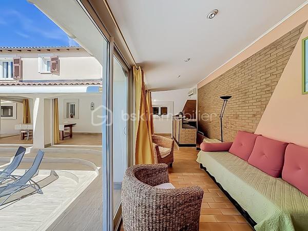 *** MAGNIFIQUE VILLA T7 DE 222 m² AVEC PISCINE - CASTRIES ***

Dans un environnement calme et idéalement située à proximité du centre du village de Castries, venez découvrir cette magnifique villa T7 de 222 m² habitables, parfaitement entretenue, implantée sur une belle parcelle arborée de 830 m².

Construite en 1983 et entretenue avec soin par son unique propriétaire depuis l’origine, cette propriété offre un cadre de vie agréable et de nombreuses possibilités d’aménagement.

La maison bénéficie d’une configuration particulièrement intéressante avec deux espaces de vie répartis sur deux niveaux.

Elle peut ainsi être conservée comme une grande maison familiale ou permettre la création de deux espaces d’habitation indépendants avec entrées distinctes, idéale pour accueillir deux familles, exercer une profession libérale ou réaliser un investissement locatif.

Au rez-de-chaussée, vous découvrirez une grande et agréable véranda climatisée donnant directement sur la piscine, une grande cuisine indépendante, deux chambres disposant chacune de leur propre salle d’eau, une buanderie, un dressing, un WC indépendant ainsi qu’un espace pouvant servir de garage.

À l’étage, la maison se compose d’une entrée avec un grand placard, d’un séjour-salon lumineux, d’une cuisine indépendante, de trois chambres avec placards, d’une salle de bains ainsi que d’un WC indépendant.

À l’extérieur, vous profiterez d’une magnifique piscine au chlore de 5 m x 10 m, exposée plein sud.

Le jardin dispose également d’un store banne motorisé au niveau de la véranda, d’un système d’arrosage, d’un carport, d’un portail motorisé, d’un espace de stockage pour le bois ainsi que d’un atelier dédié au bricolage.

Des travaux sont à prévoir. 

CONFORT ET ÉQUIPEMENTS

Isolation refaite avec environ 30 cm de ouate de cellulose, DPE classé B, fenêtres en double vitrage PVC et bois, climatisation réversible, cheminée fonctionnelle et récemment ramonée, store banne motorisé, panneaux photovoltaïques, portail motorisé, terrain arboré et sans vis-à-vis, exposition plein sud, aucune mitoyenneté, voisinage agréable.

Taxe foncière : environ 3 200 €

Idéalement située, la maison se trouve à proximité de toutes les commodités, des écoles, des transports et des commerces.

Une vidéo du bien est disponible sur demande.

À découvrir sans tarder !
