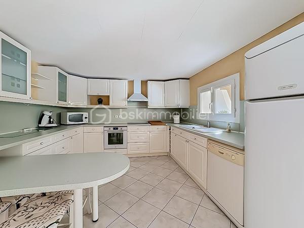 *** MAGNIFIQUE VILLA T7 DE 222 m² AVEC PISCINE - CASTRIES ***

Dans un environnement calme et idéalement située à proximité du centre du village de Castries, venez découvrir cette magnifique villa T7 de 222 m² habitables, parfaitement entretenue, implantée sur une belle parcelle arborée de 830 m².

Construite en 1983 et entretenue avec soin par son unique propriétaire depuis l’origine, cette propriété offre un cadre de vie agréable et de nombreuses possibilités d’aménagement.

La maison bénéficie d’une configuration particulièrement intéressante avec deux espaces de vie répartis sur deux niveaux.

Elle peut ainsi être conservée comme une grande maison familiale ou permettre la création de deux espaces d’habitation indépendants avec entrées distinctes, idéale pour accueillir deux familles, exercer une profession libérale ou réaliser un investissement locatif.

Au rez-de-chaussée, vous découvrirez une grande et agréable véranda climatisée donnant directement sur la piscine, une grande cuisine indépendante, deux chambres disposant chacune de leur propre salle d’eau, une buanderie, un dressing, un WC indépendant ainsi qu’un espace pouvant servir de garage.

À l’étage, la maison se compose d’une entrée avec un grand placard, d’un séjour-salon lumineux, d’une cuisine indépendante, de trois chambres avec placards, d’une salle de bains ainsi que d’un WC indépendant.

À l’extérieur, vous profiterez d’une magnifique piscine au chlore de 5 m x 10 m, exposée plein sud.

Le jardin dispose également d’un store banne motorisé au niveau de la véranda, d’un système d’arrosage, d’un carport, d’un portail motorisé, d’un espace de stockage pour le bois ainsi que d’un atelier dédié au bricolage.

Des travaux sont à prévoir. 

CONFORT ET ÉQUIPEMENTS

Isolation refaite avec environ 30 cm de ouate de cellulose, DPE classé B, fenêtres en double vitrage PVC et bois, climatisation réversible, cheminée fonctionnelle et récemment ramonée, store banne motorisé, panneaux photovoltaïques, portail motorisé, terrain arboré et sans vis-à-vis, exposition plein sud, aucune mitoyenneté, voisinage agréable.

Taxe foncière : environ 3 200 €

Idéalement située, la maison se trouve à proximité de toutes les commodités, des écoles, des transports et des commerces.

Une vidéo du bien est disponible sur demande.

À découvrir sans tarder !