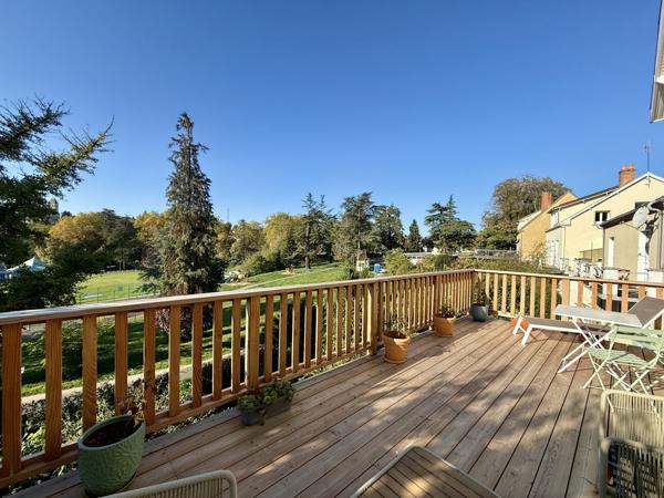 Maison de charme aux vastes volumes avec jardin