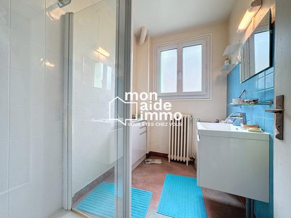 Maison de charme aux vastes volumes avec jardin