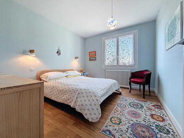 Maison de charme aux vastes volumes avec jardin