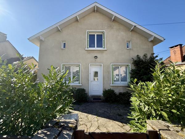 Maison de charme aux vastes volumes avec jardin