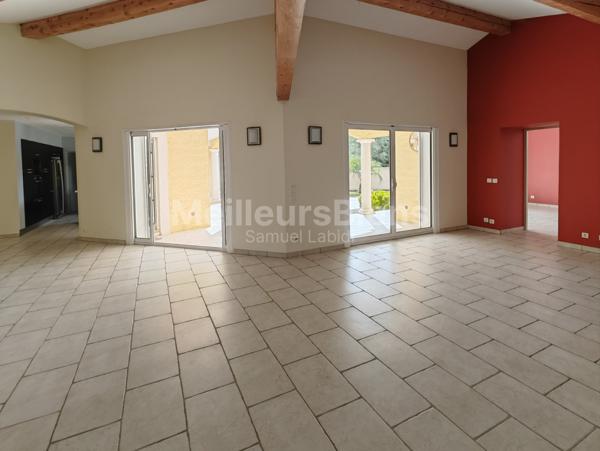 VILLA PLAIN-PIED 200M²ENV / 7 PIECES / TER 1900M² ENV/PISCINE+DEPENDANCE