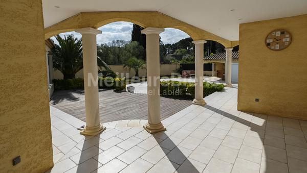 VILLA PLAIN-PIED 200M²ENV / 7 PIECES / TER 1900M² ENV/PISCINE+DEPENDANCE
