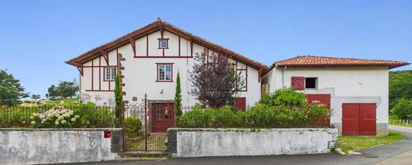 Ancien presbytère du XVIe - 293 m² - Vue montagnes - Fort potentiel Hasparren