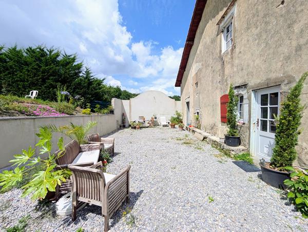 Ancien presbytère du XVIe - 293 m² - Vue montagnes - Fort potentiel Hasparren