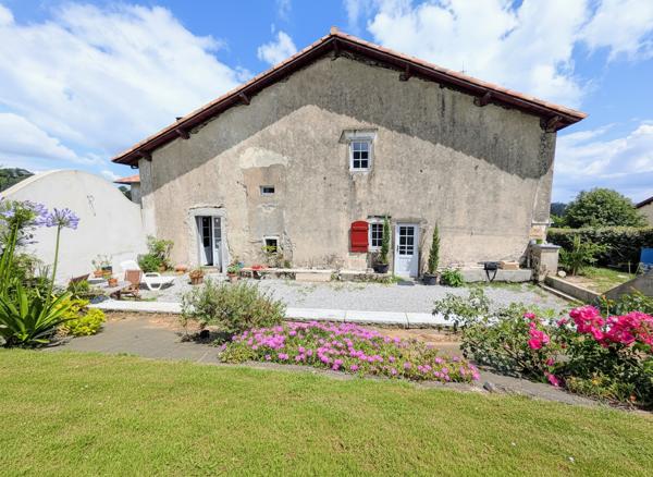 Ancien presbytère du XVIe - 293 m² - Vue montagnes - Fort potentiel Hasparren
