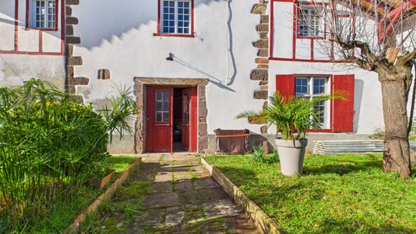 Ancien presbytère du XVIe - 293 m² - Vue montagnes - Fort potentiel Hasparren
