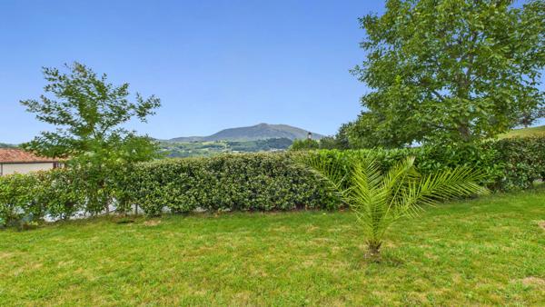 Ancien presbytère du XVIe - 293 m² - Vue montagnes - Fort potentiel Hasparren