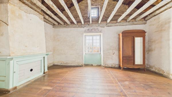 Ancien presbytère du XVIe - 293 m² - Vue montagnes - Fort potentiel Hasparren