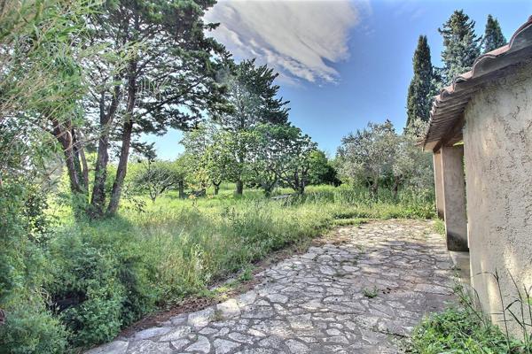 La Fare-les-Oliviers (13580) La fare les Oliviers Bastide composée de Trois Batiments