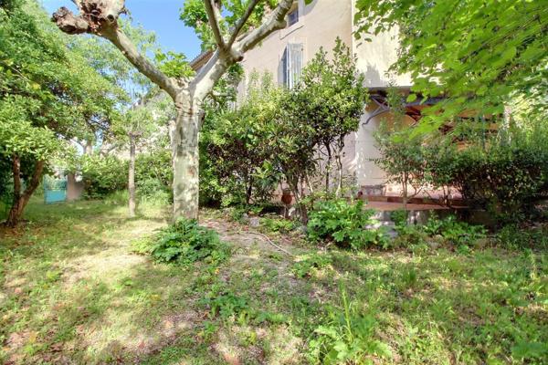 La Fare-les-Oliviers (13580) La fare les Oliviers Bastide composée de Trois Batiments