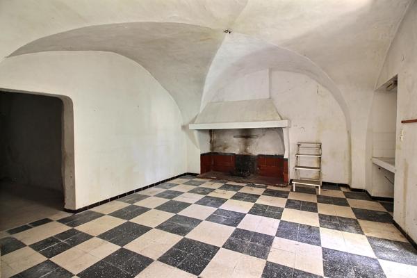 La Fare-les-Oliviers (13580) La fare les Oliviers Bastide composée de Trois Batiments