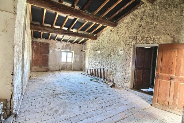 La Fare-les-Oliviers (13580) La fare les Oliviers Bastide composée de Trois Batiments