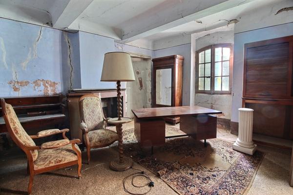 La Fare-les-Oliviers (13580) La fare les Oliviers Bastide composée de Trois Batiments