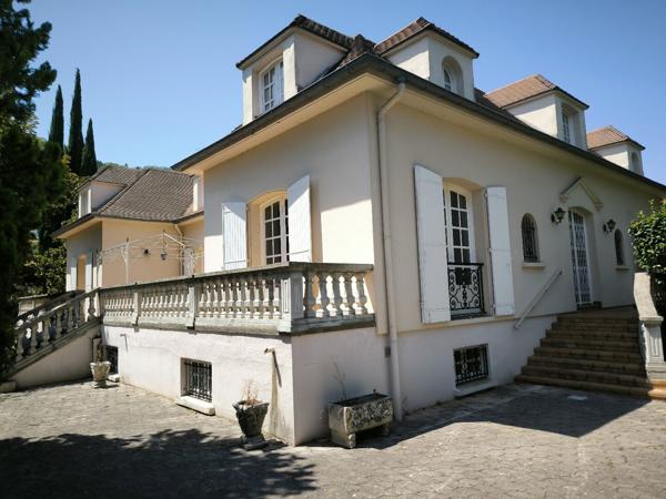 Maison Ile de France de qualité . Jardin clos . Foix . Ferrieres sur ariege