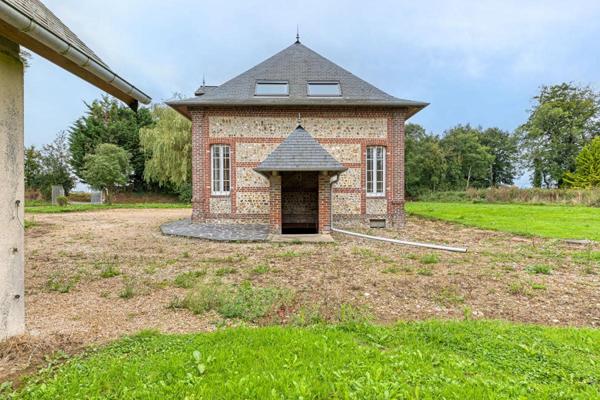 Belle brique et silex, rénovation soignée, de grande qualité, calme, terrain plat