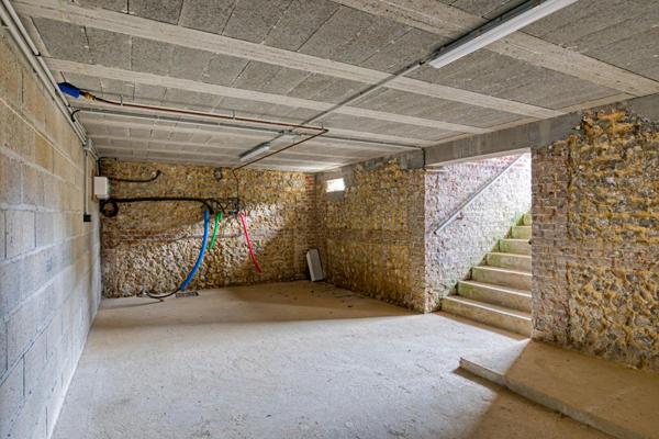 Belle brique et silex, rénovation soignée, de grande qualité, calme, terrain plat