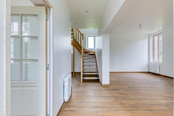 Belle brique et silex, rénovation soignée, de grande qualité, calme, terrain plat