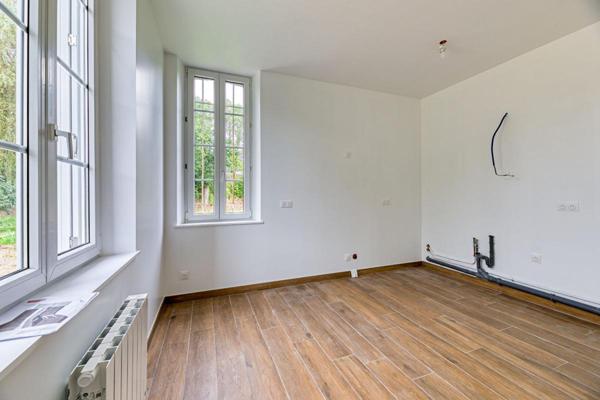 Belle brique et silex, rénovation soignée, de grande qualité, calme, terrain plat