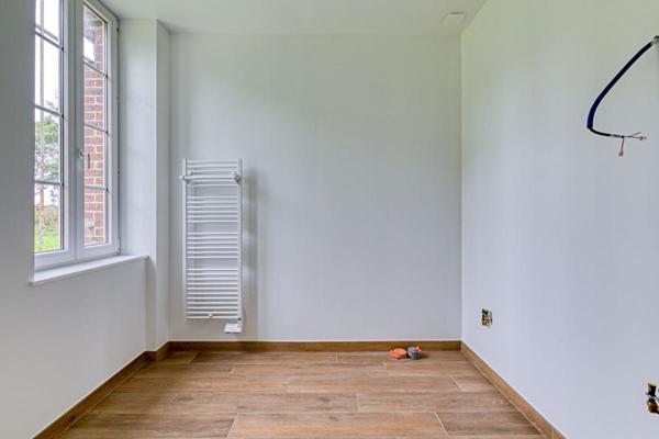 Belle brique et silex, rénovation soignée, de grande qualité, calme, terrain plat