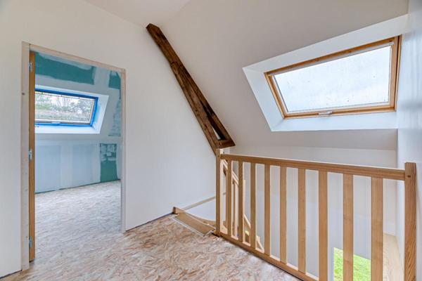 Belle brique et silex, rénovation soignée, de grande qualité, calme, terrain plat